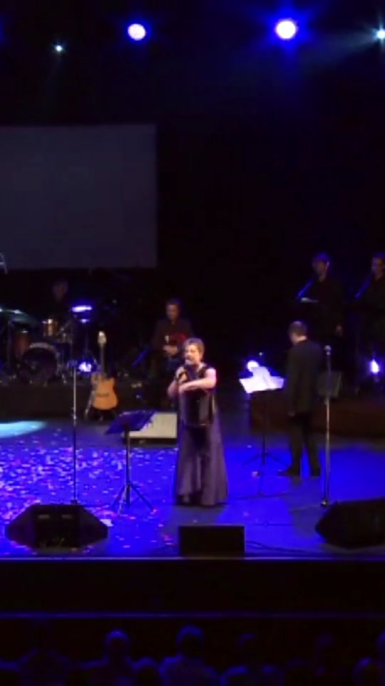 Parisian Folk Music Takes the Olympia Stage by Storm!